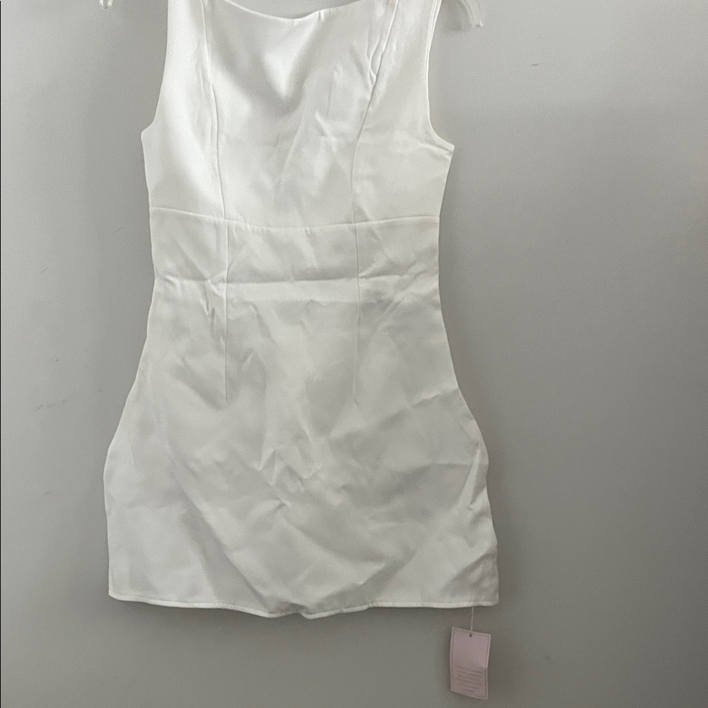 Elegant White Sleeveless Dress